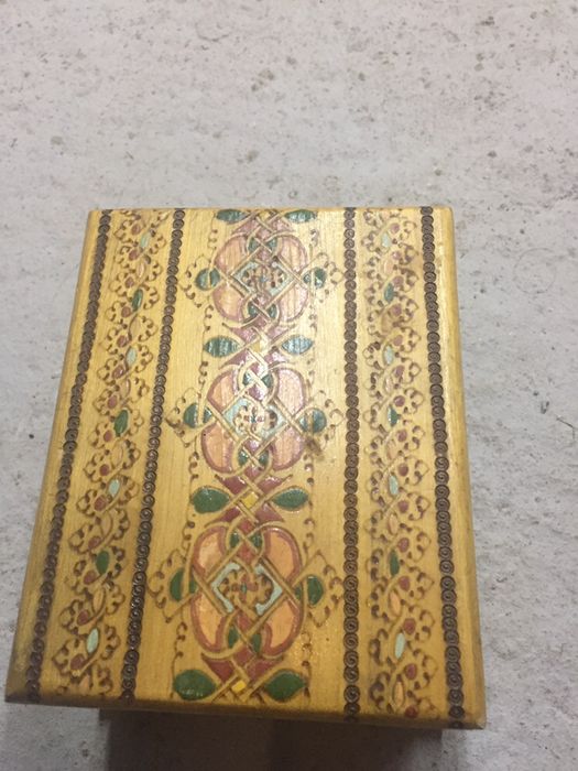 Кутия за цигари, кутия за бижута, чиния- народни мотиви.