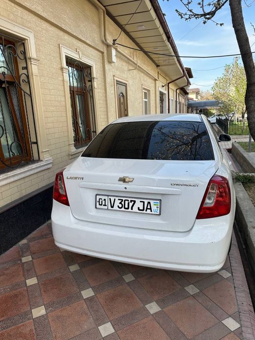 Lacetti 1.8 sotiladi
