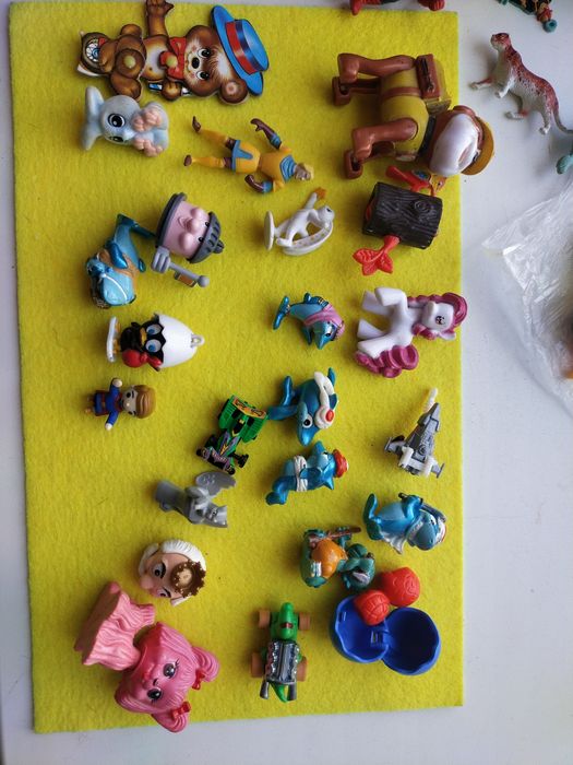 Продам значки ,Киндеры и тд