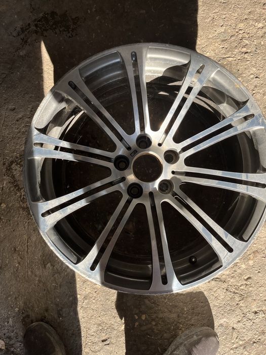 Продавам 1 брой оригинална джанта 19 цола за бмв е 90 м 3