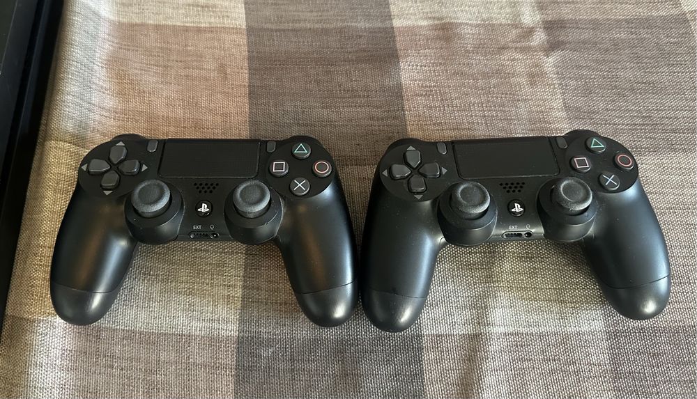 PS4 Конзола + 2 DualShock 4 | Отлично Състояние | Готова за Игра!
