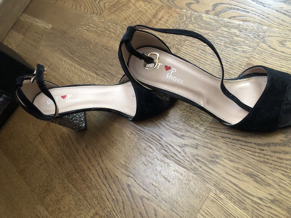 Sandale si pantofi de vanzare