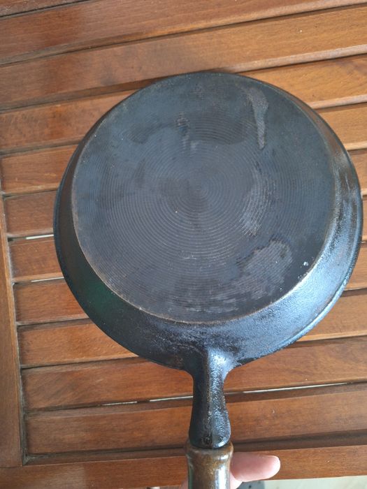 Tigaie fonta cu maner de lemn