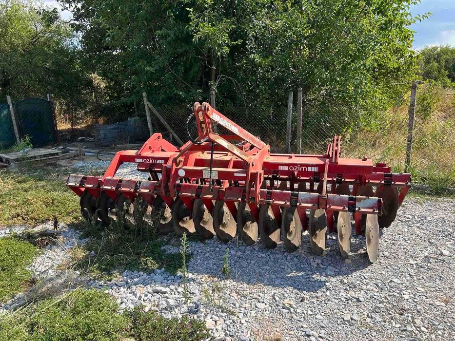 Продавам две дискови брани, торачка, култиватор, плуг и сечка