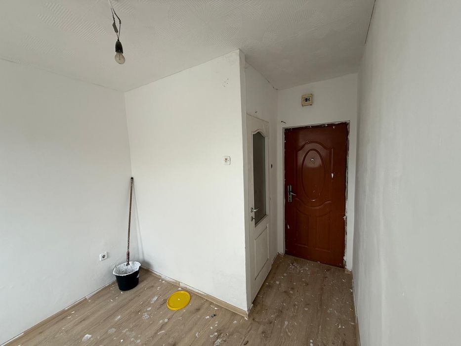 Garsoniera bradet, langa Castel