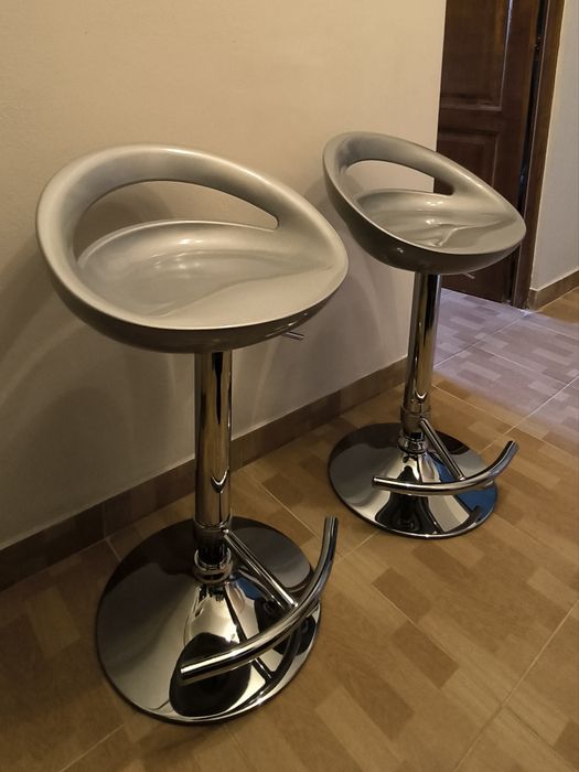 Două scaune bar moderne