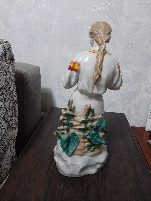 Статуэтка советского периода Девушка с ромашкой