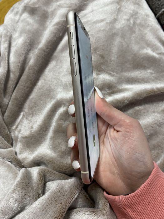 Продавам айфон 11