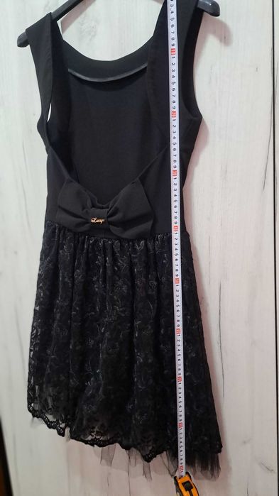 Черна рокля с гол гръб