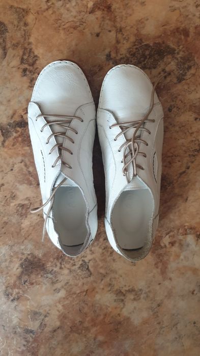 Женские кроссовки