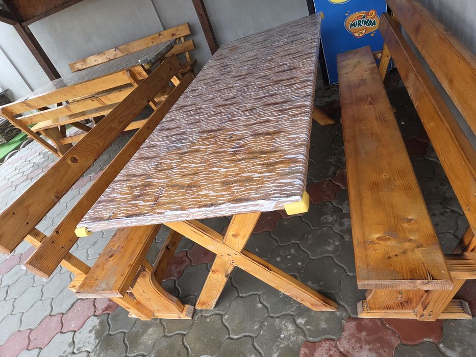 Masă și bănci din lemn pentru terasă