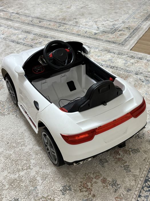 Детская машина на пульте управления