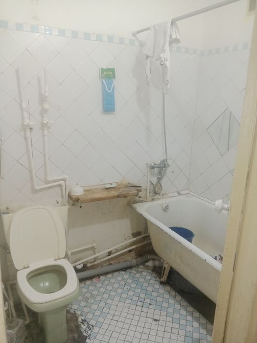 Продается срочно 1 комнатная своя квартира без ремонта 4 микрорайон