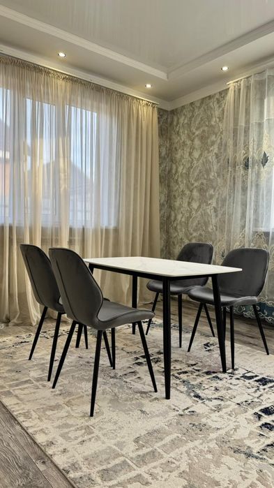 Стол и стулья. комплект