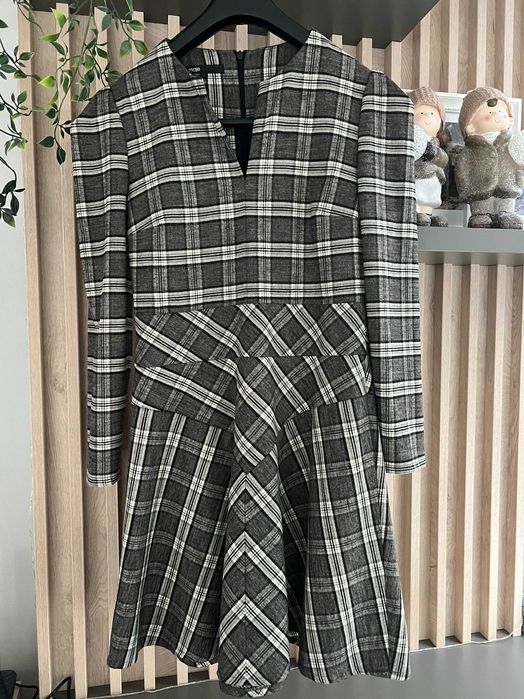 Продавам нова зимна рокля на френската марка Maje.