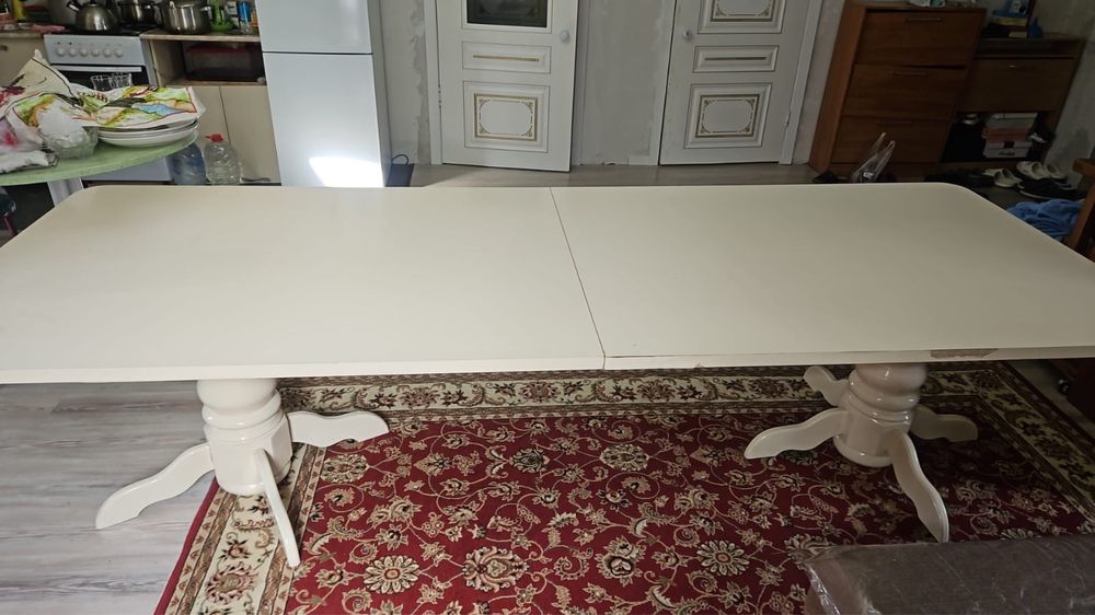 Стол и стулья для гостинной