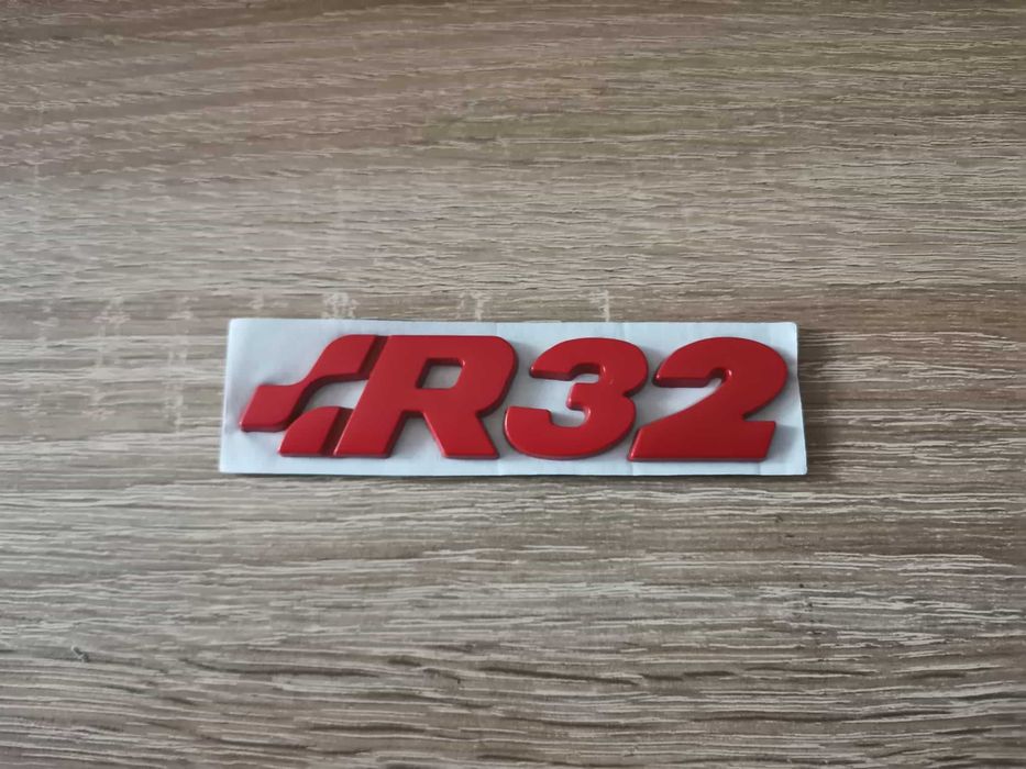 Volkswagen R32 червен надпис