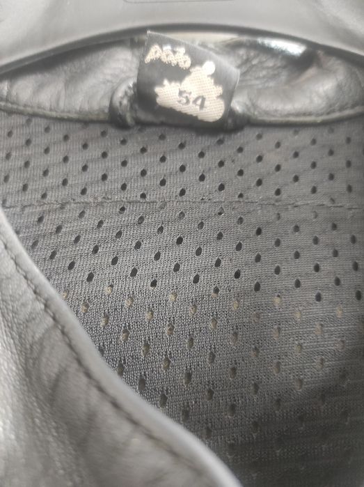 Vând costum de piele pentru moto