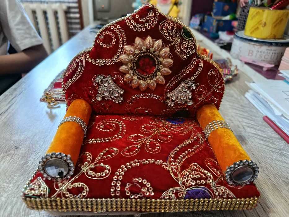 Игрушка диван - трон сувениры