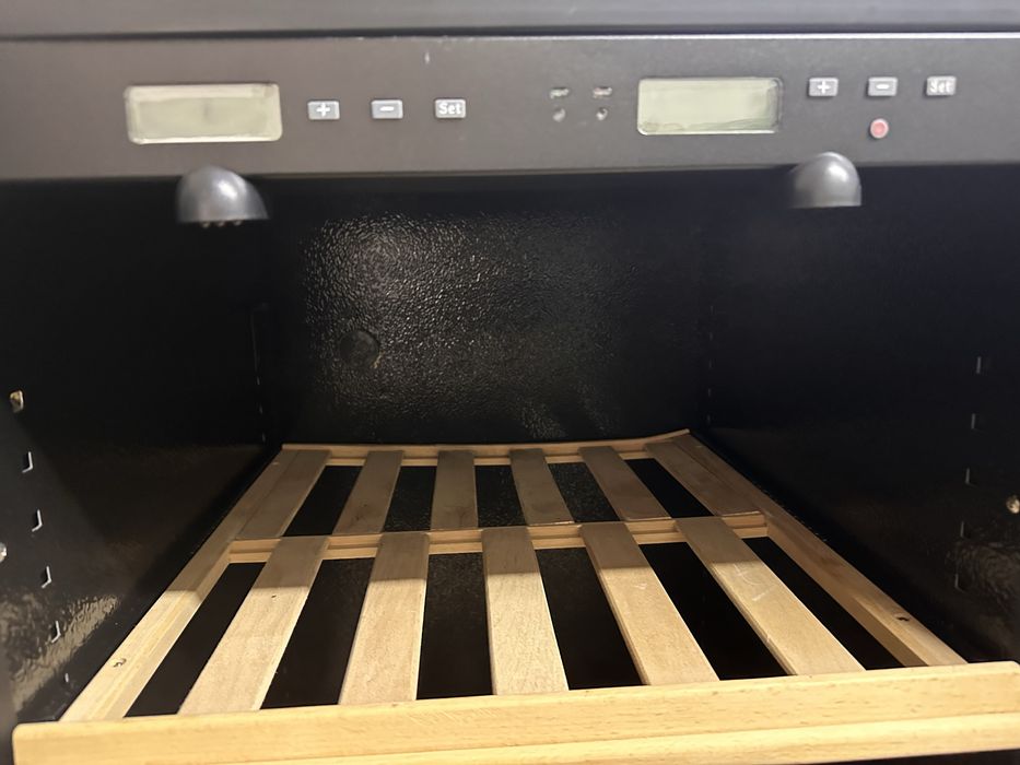 Хладилна витрина за вино