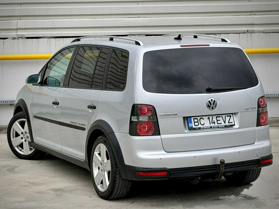 Volkswagen Touran Cross 2008 2.0 TDI 140CP | Clima | Scaune încălzite | Xenon | Pilot |