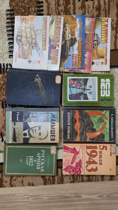 Книги, модели танков и игрушки бронетанковой техники
