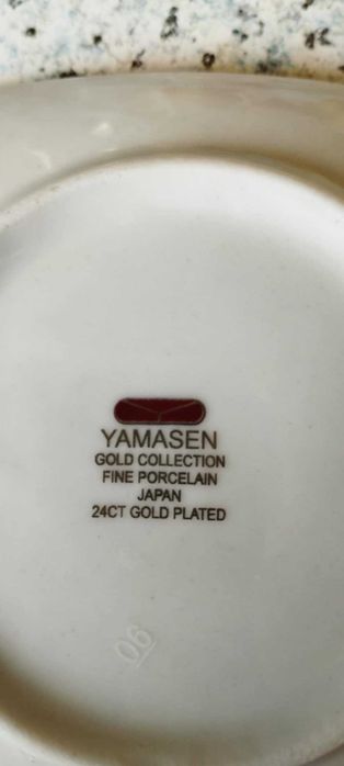 Японски сервиз за кафе. Едната чинийка е със забележка. 20 лв.