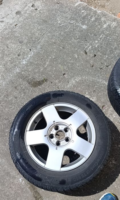 Четири джанти с гуми за" Голф 4" 195/65 R 15  Никакви кривини! Джантите са в много добро състояние! Карани са  на автомобил, който продадох!
