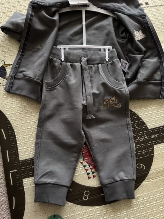 Абсолютно новый комплект ожежды для малыша