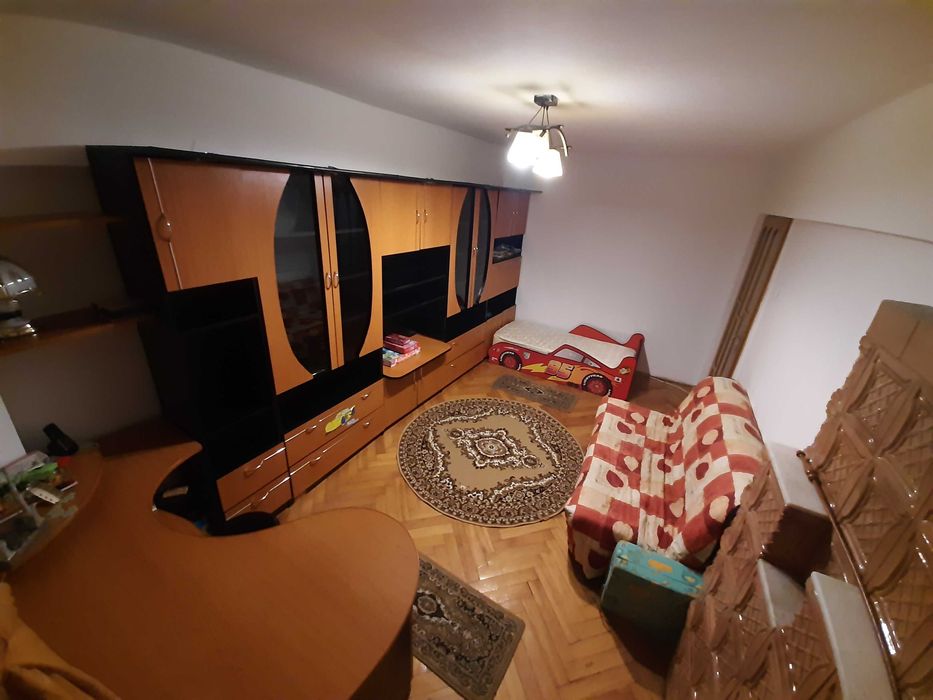 Inchiriez apartament cu 3 camere