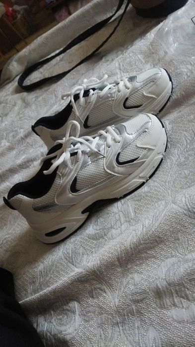 Кроссовки новые белые