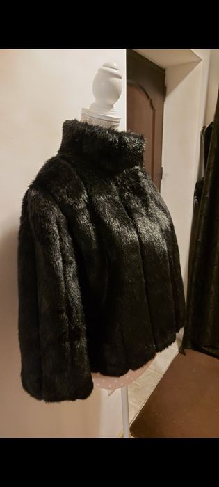 Haina dama din blana neagra marimea M