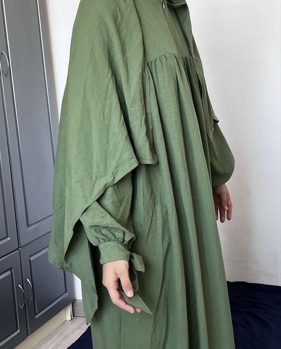 Широкое зеленое платье