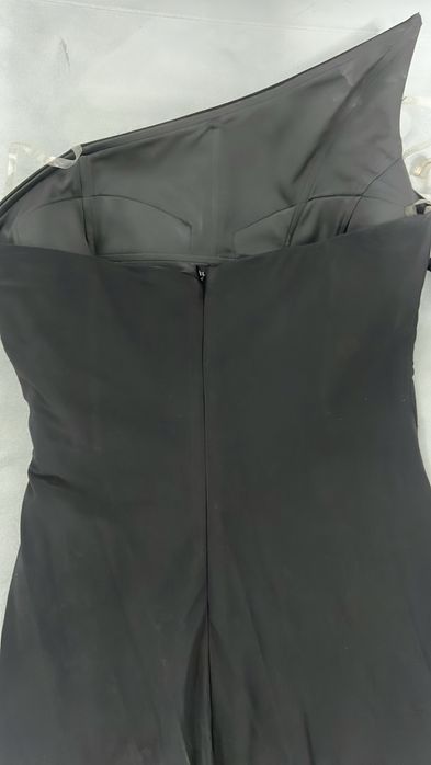 Rochie elegantă lungă neagră cu perle și drapaj