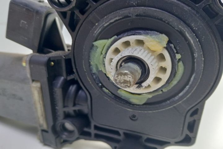 Motoras macara stanga fata A2208204642 Mercedes-Benz C-Class W203