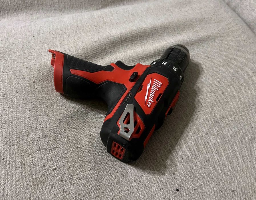 Masina de gaurit si insurubat  Milwaukee M12 BDD pe 12V 30 Nm - corp