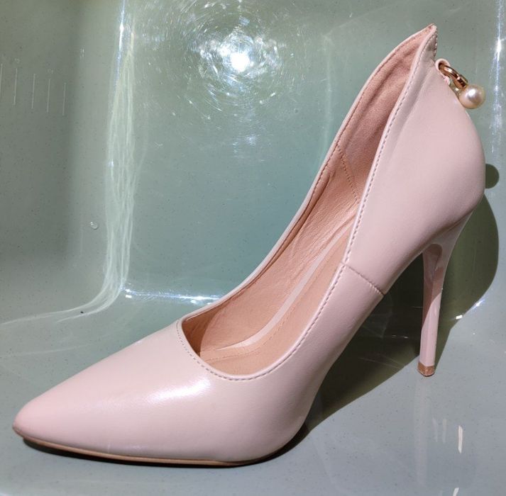 Туфли-лодочка на шпильке