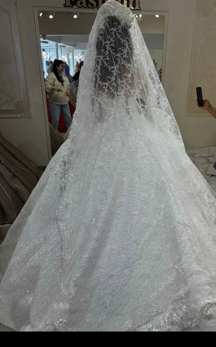 Булченска рокля към роклята корона,воал,ветрило,обеци без забележка