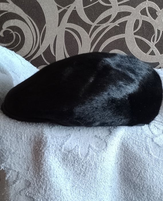 Кепка из нерпый б/у Италия