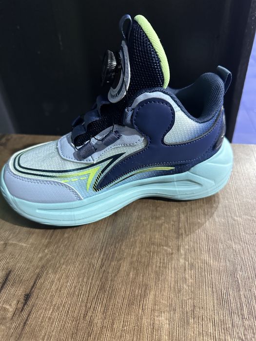 Кроссовки детские новые