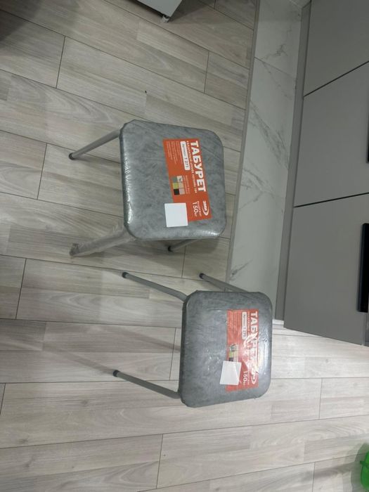 Продам стол, 2 новые табуретки