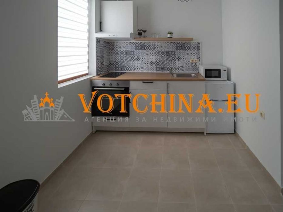 Просторна триетажна къща в град Свети Влас, м-т Инцараки.