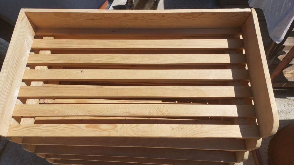 Деревянные полки для хлеба