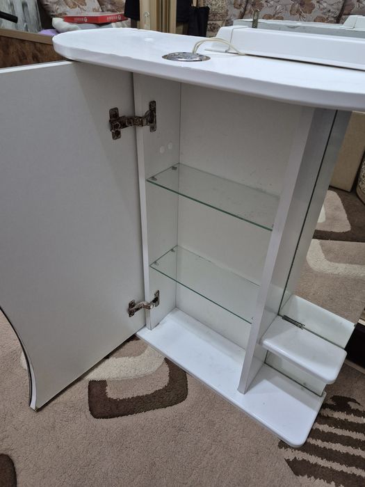 Зеркало со шкафчиком