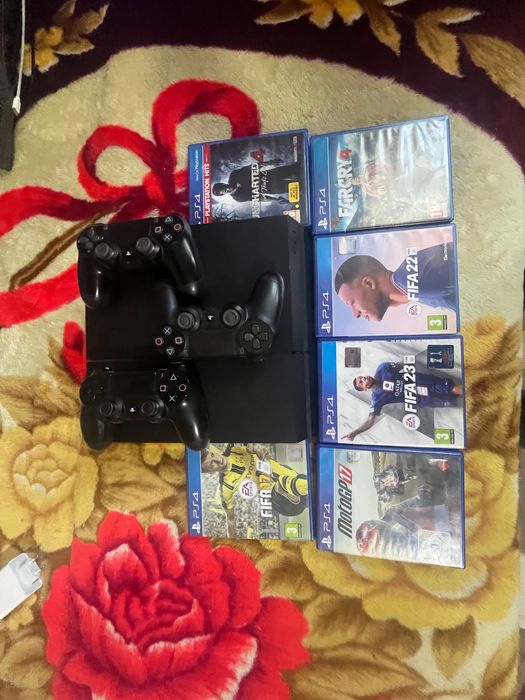 PlayStation 4 cu 3manete și jocuri