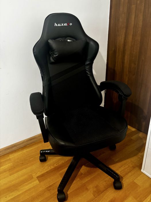 Vând scaun de gaming negru în stare perfectă