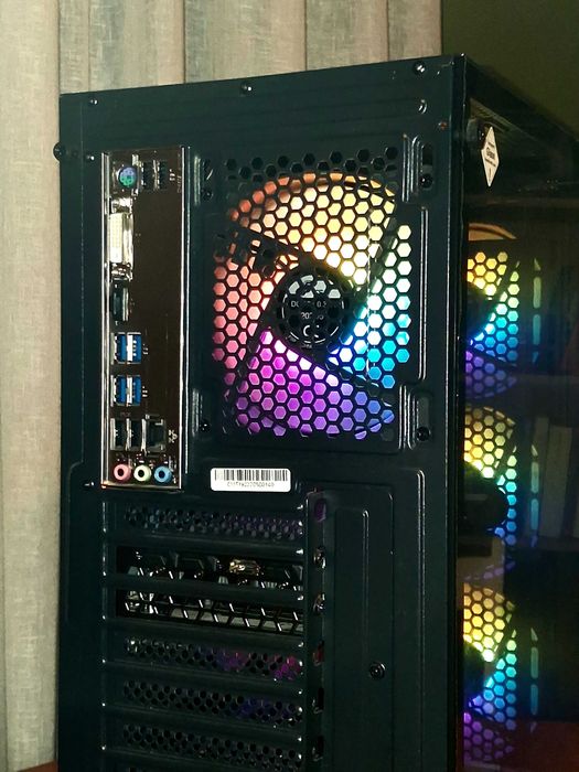 Геймърски компютър/ Microsoft Windows 10 Pro/ Ryzen 5 5500/ с включени аксесоари.