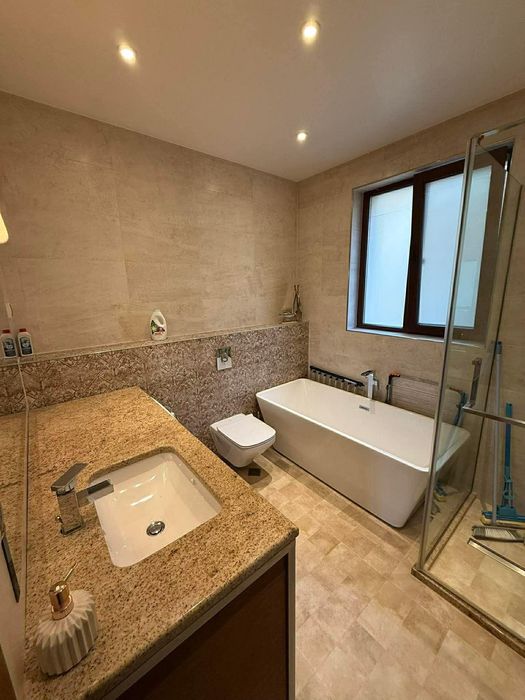 Дава се под наем Тристаен апартамент в София, Център - 100 кв.м за 1196.97 € - Снимка #12