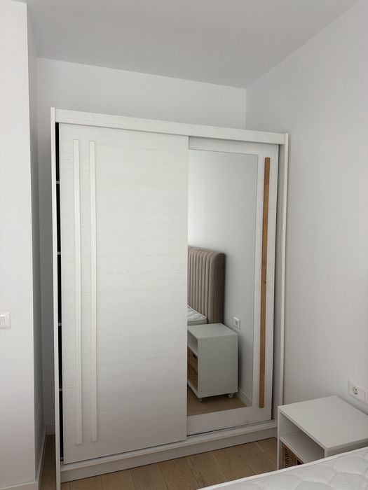 Dulap dormitor cu usi glisante, oglinda si rafturi – 150x215cm