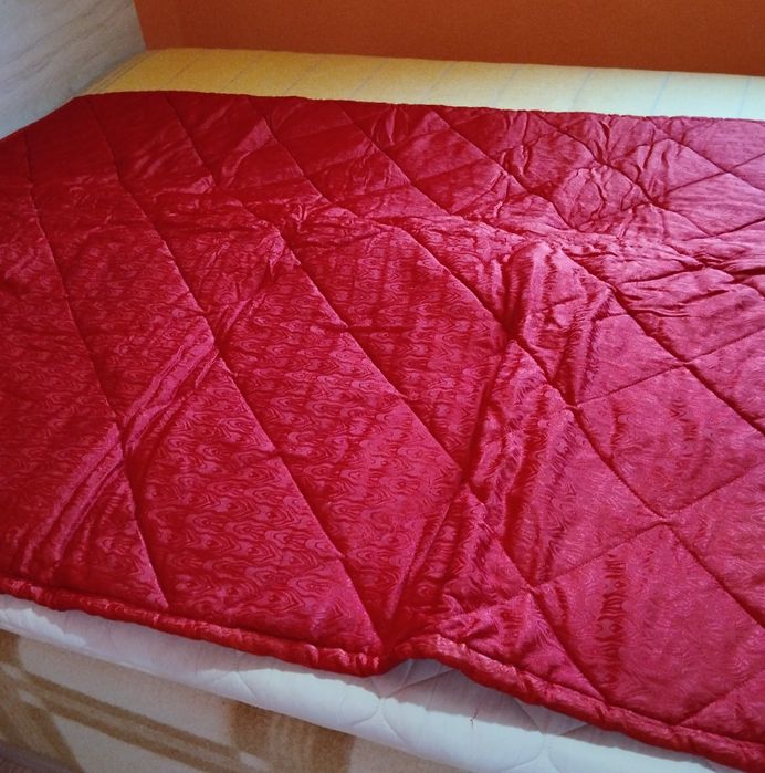 Продавам чисто нова,зимна,двулицева,капитонирана завивка.